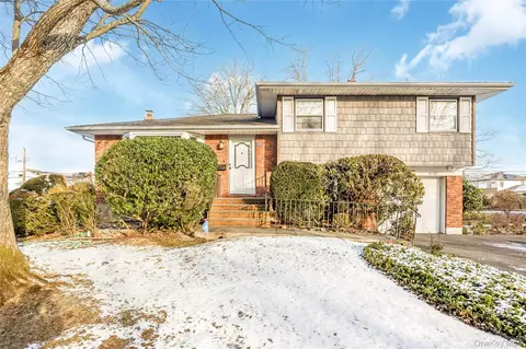 19 Parkdale Dr, Farmingdale, NY 11735