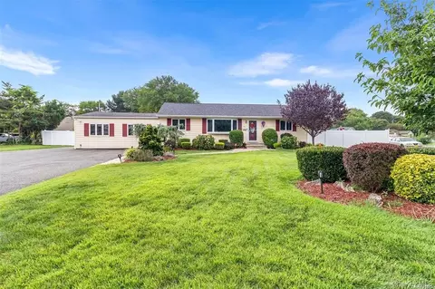 71 Hunter Ln, Centereach, NY 11720