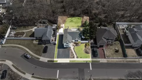 53 Elizabeth Dr, Bethpage, NY 11714