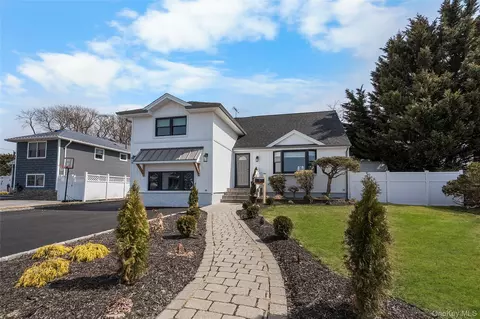 53 Elizabeth Dr, Bethpage, NY 11714