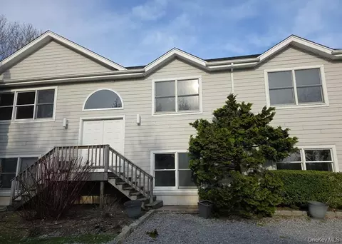 1 Jackson Ave # A, Hampton Bays, NY 11946