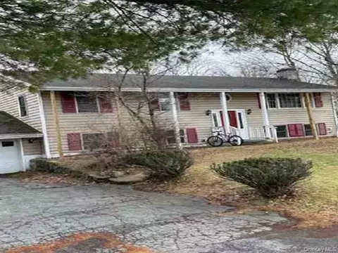 34 Brookland Farms Rd, Poughkeepsie, NY 12601