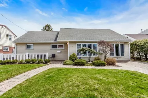 9 Blanche St, Plainview, NY 11803