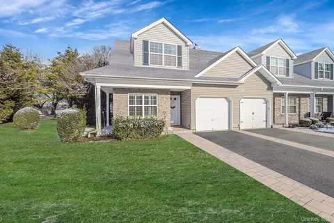 116 Maya Cir, Central Islip, NY 11722