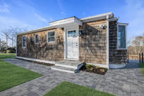 33 Oceanview Rd, Hampton Bays, NY 11946