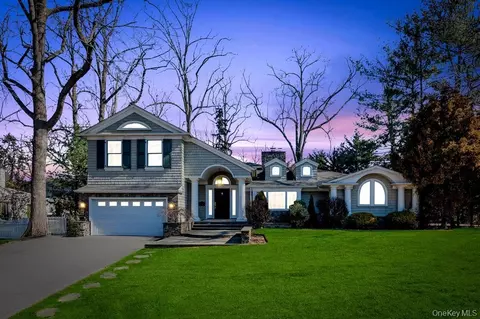 3 School House Ln, North Hempstead, NY 11020