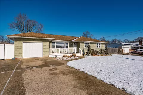 221 Young St, West Babylon, NY 11704
