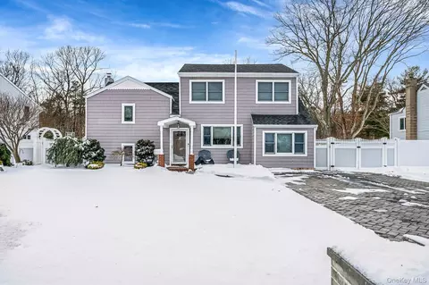 132 Gladstone Ave, West Islip, NY 11795