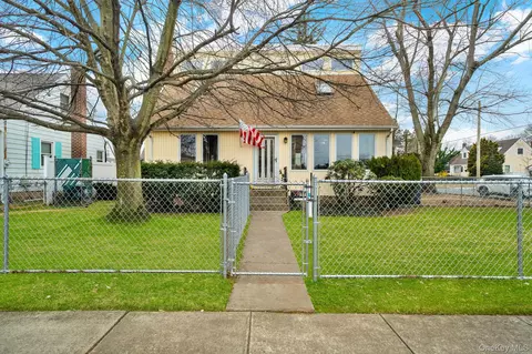 2176 6th St, East Meadow, NY 11554