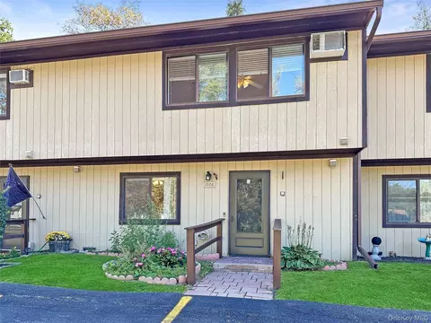 1206 Chelsea Cv S, Beekman, NY 12533