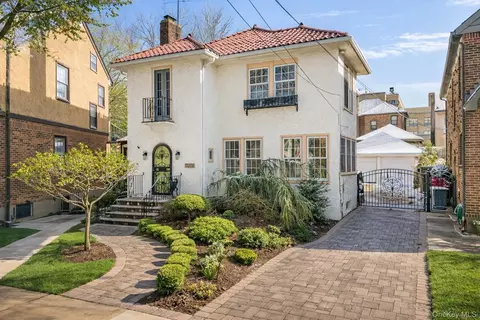 27-25 168th St, Flushing, NY 11358