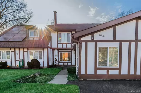 52 Briar Hill Ct, Middle Island, NY 11953