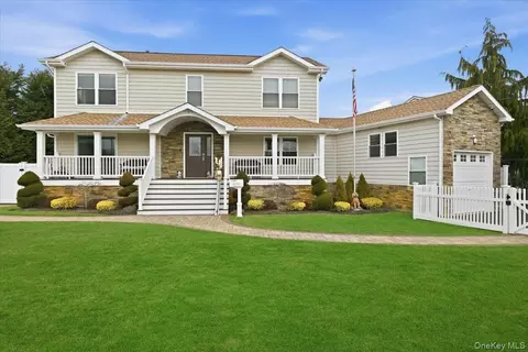 3 Neptune Pl, Massapequa, NY 11758