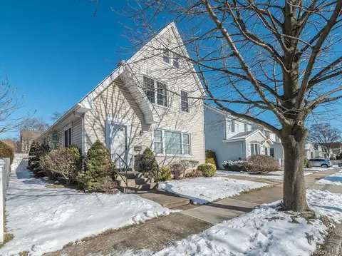 25 Princeton St, North Hempstead, NY 11596