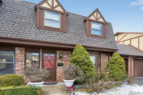 30 Summerfield Ct #269, Deer Park, NY 11729