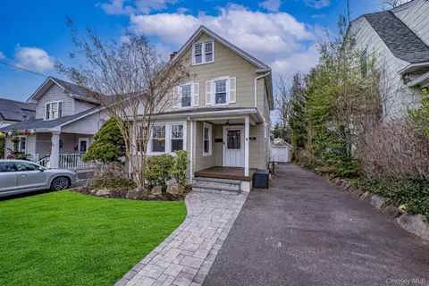75 Bar Beach Rd, North Hempstead, NY 11050