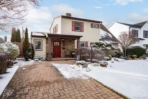 16 Dahlia Ln, Wantagh, NY 11793