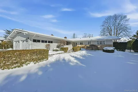 205 Oak Neck Ln, West Islip, NY 11795