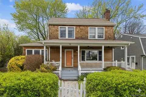 5 Fenwick St, Greenlawn, NY 11740