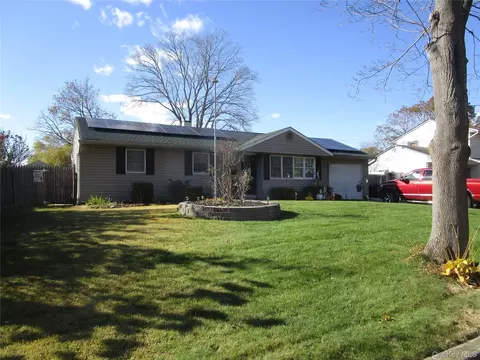 2914 Connecticut Ave, Medford, NY 11763