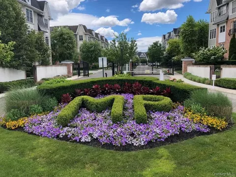 428 Trotting Ln #428, North Hempstead, NY 11590