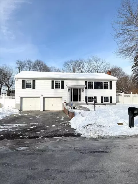 18 Park Hill Dr, New Windsor, NY 12553