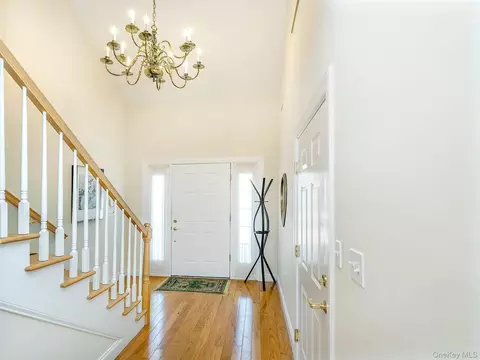 229 Miro Pl #422, North Hempstead, NY 11050