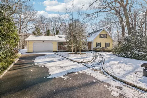 11 Lodge Ln, Port Jefferson, NY 11777