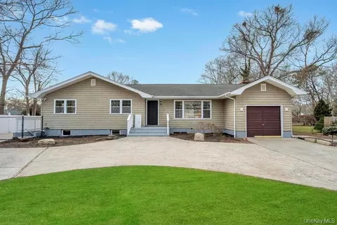 73 Maple Ave, Shirley, NY 11967