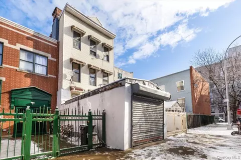 877 Hornaday Pl, New York, NY 10460