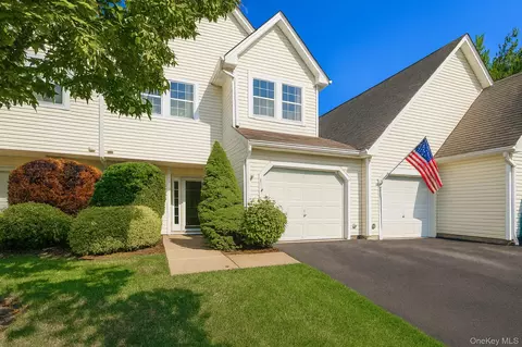 139 Erin Ln, Setauket, NY 11733