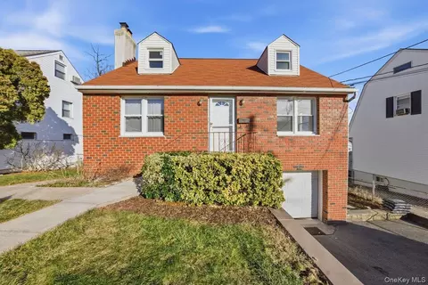 54 Staunton St, Yonkers, NY 10704