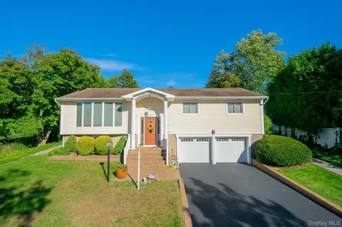 4 Manchester Dr, Bethpage, NY 11714