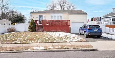 385 Beacon Ave, Lindenhurst, NY 11757