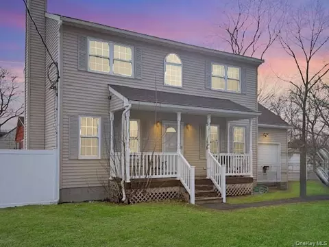 116 Robinwood Dr, Shirley, NY 11967