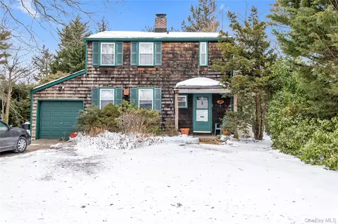 27 Deepdale Pkwy, North Hempstead, NY 11577