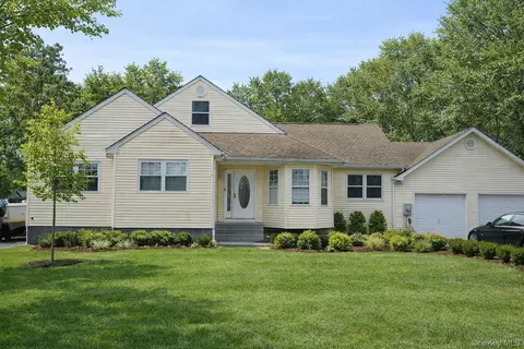 4 Manor Hills Dr, Manorville, NY 11949