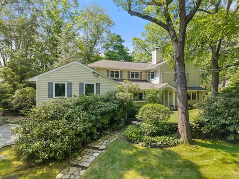 110 Round Hill Rd, Greenburgh, NY 10583