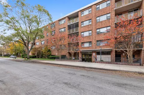 100 Clinton Ave #4M, North Hempstead, NY 11501