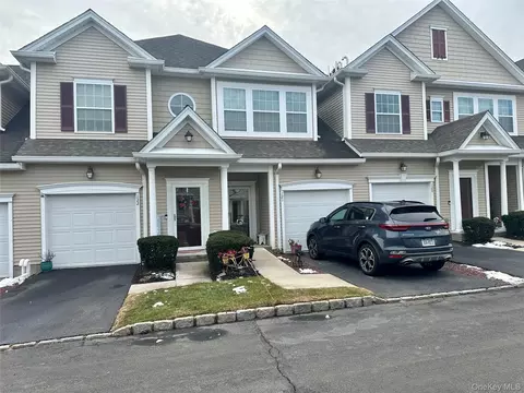 121 Wildwood Cir, Holtsville, NY 11742