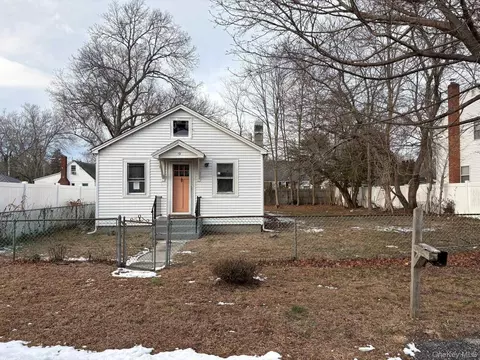 19 Lacrosse Rd, Mastic Beach, NY 11951