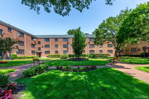 15 Beach Rds #3A, North Hempstead, NY 11023