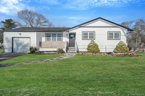 45 Oaklawn Ave, Farmingville, NY 11738