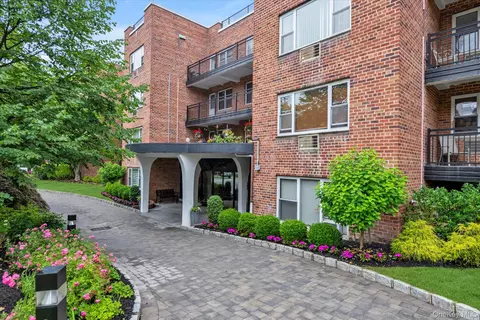25 Chapel Pl #3N, North Hempstead, NY 11021