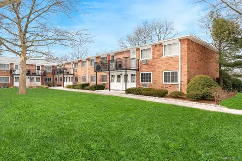 1233 Melville Rd #60, Farmingdale, NY 11735