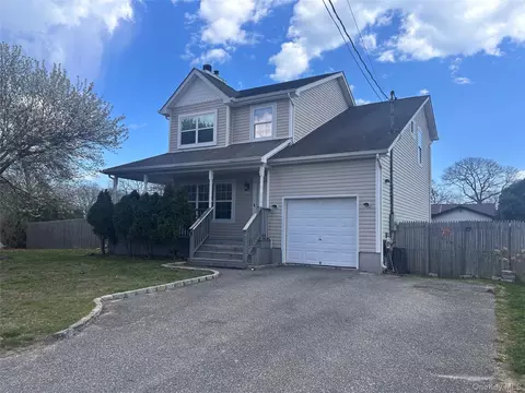194 E Parkview Dr, Shirley, NY 11967