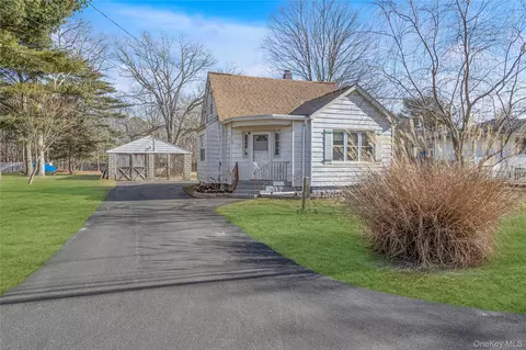 117 Ohio Ave, Medford, NY 11763