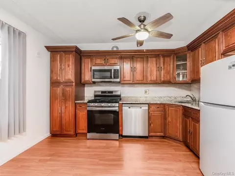 3350 14th St, Astoria, NY 11106