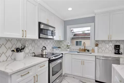 81 Barnes St, Long Beach, NY 11561