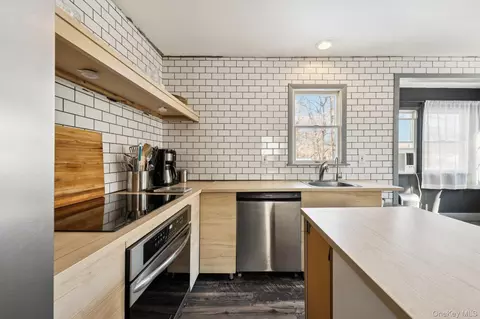 176 Maple Ave, Riverhead, NY 11901